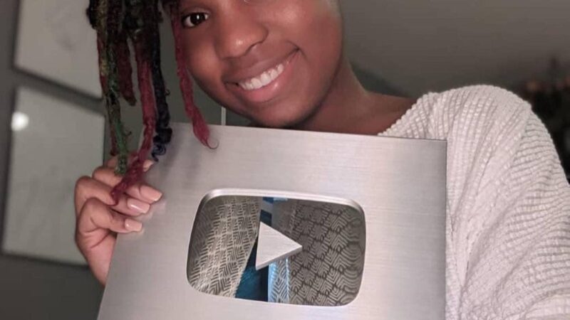 Tafa reçoit un trophée de YouTube pour ses 100 000 abonnés